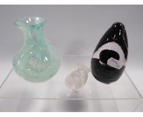 A SMALL LALIQUE GLASS SPARROW WITH ENGRAVED MARK, ALONG WITH A WEDGWOOD PAPERWEIGHT AND CAITHNESS VASE (3)