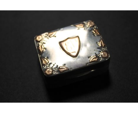 A HALLMARKED SILVER SNUFF BOX WITH ROSE GOLD OVERLAY DETAIL 