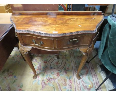A REPRODUCTION CONSOLE TABLE WITH SINGLE DRAWER