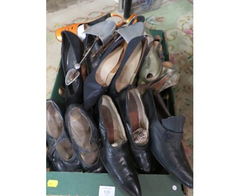 A TRAY OF VINTAGE LADIES SHOES TO INCLUDE EARLY 20TH CENTURY EXAMPLES