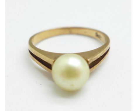 A 9ct gold and pearl ring, 2.5g, N 