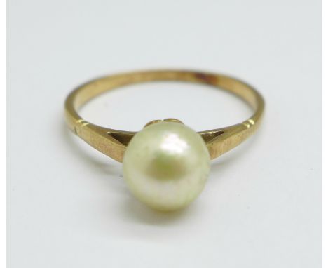 A yellow metal and pearl ring, 1.8g, L 