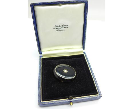 A Victorian yellow metal and pearl set mourning brooch/pendant 