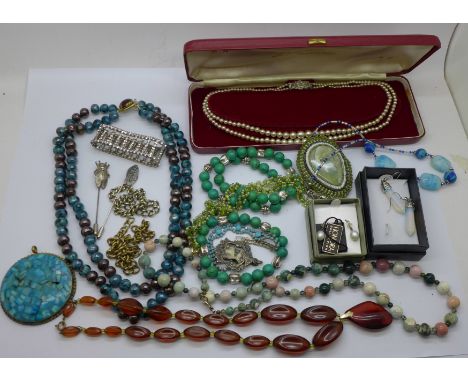 Assorted jewellery including Honora, cultured pearl earrings, boxed 