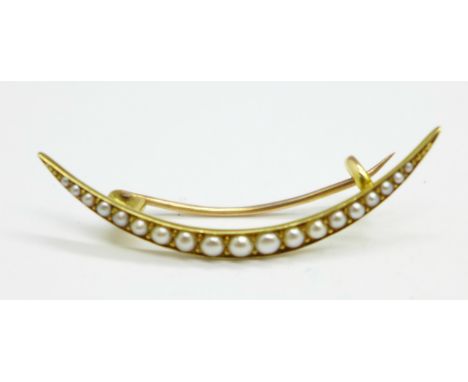 A yellow metal and seed pearl brooch, 2.7g 