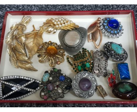 Tray containing 17 vintage costume jewellery brooches, gilt, coloured stones etc