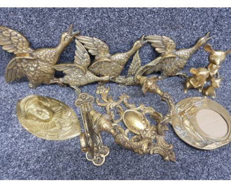 Miscellaneous brass items including 2 way light fitting, 5 geese, 3 mice etc