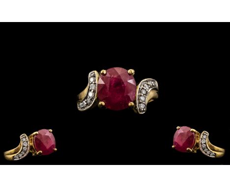 Ladies 18ct Yellow Gold - Attractive Ruby and Diamond Set Ring. The Central Faceted Ruby Flanked by 12 Diamonds to Shoulder. 