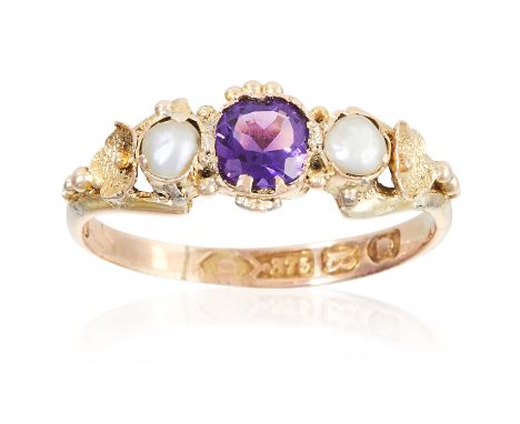 AN ANTIQUE AMETHYST AND PEARL RING, CIRCA 1855 in yellow gold, the round cut amethyst between pearls, flanked by floral motif