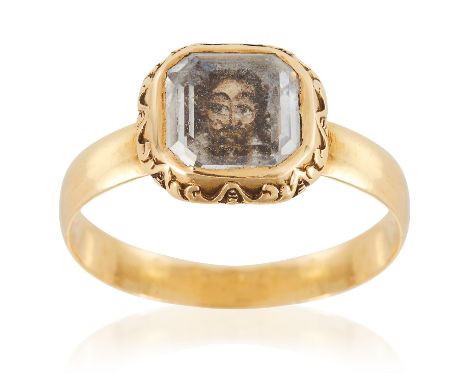 AN ANTIQUE STUART CRYSTAL MEMENTO PORTRAIT MINIATURE RING, 17TH CENTURY in yellow gold, set with a portrait of Charles I bene