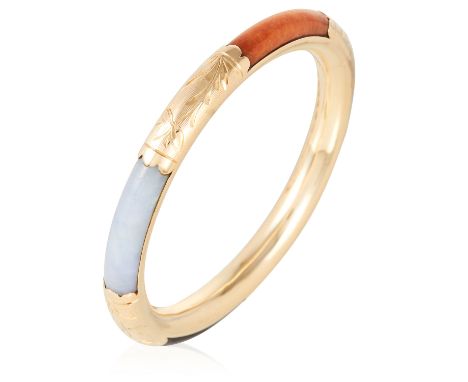 A CHINESE JADEITE JADE AND ONYX BANGLE in 14ct yellow gold, set with four polished pieces of onyx and variously coloured jade