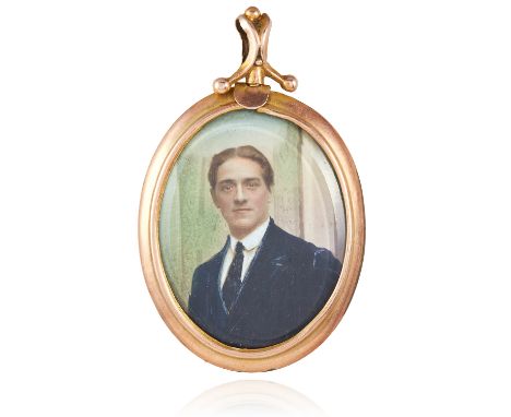 AN ANTIQUE PORTRAIT MINIATURE MOURNING LOCKET PENDANT in yellow gold, the oval aperture set with a miniature of a gentleman, 