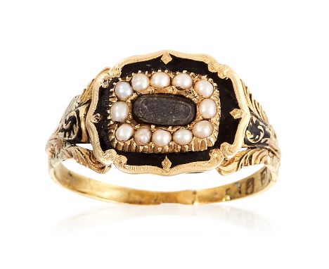 AN ANTIQUE HAIRWORK, PEARL AND ENAMEL MOURNING RING, CIRCA 1840 in high carat yellow gold, set with a central panel of woven 