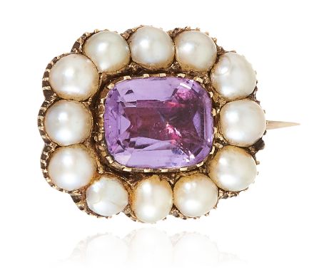 AN ANTIQUE AMETHYST AND PEARL BROOCH in yellow gold, set with an emerald cut amethyst in a border pearls, unmarked, 1.7cm, 5.