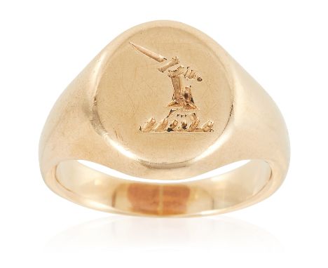 AN ANTIQUE INTAGLIO SIGNET RING in yellow gold, the oval face with engraved heraldic crest, size L / 5.75, 7.8g.