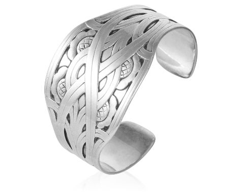 A SILVER BANGLE, GEORG JENSEN, EARLY 20TH CENTURY in sterling silver, engraved with abstract Art Nouveau design, unmarked, 53