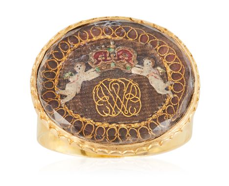 AN ANTIQUE STUART CRYSTAL HAIRWORK AND ENAMEL MOURNING RING, 18TH CENTURY in high carat yellow gold, the oval face with woven