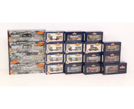 Bachmann: A collection of assorted boxed rolling stock to include: four three-pack sets, and fifteen others. Stock appears in