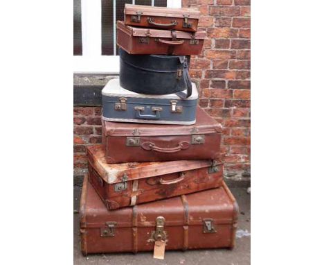 Canvas trunk, misc. leather and fibre cases etc. Condition report: see terms and conditions.