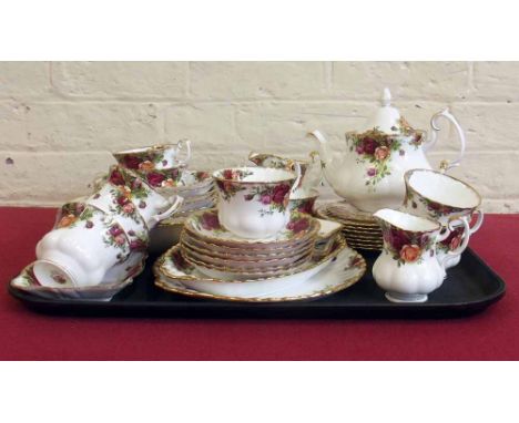 Royal Albert Old Country Roses tea and dessert service. Condition report: see terms and conditions.