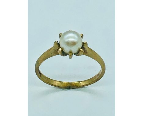 A single 6mm cultured pearl set ring in 9ct yellow gold ring