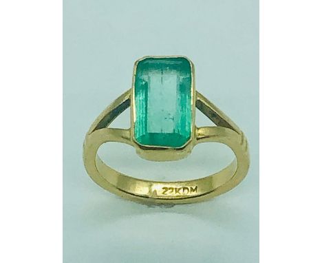 A 22ct yellow gold ring with green stone setting (4.9g)