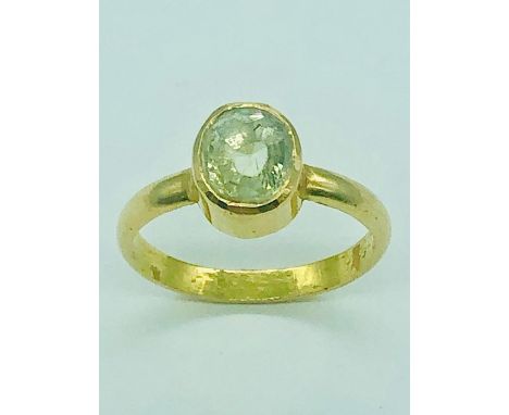 A 22ct yellow gold ring with central stone (5.1g)