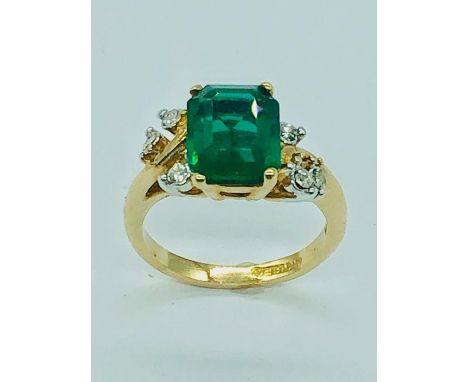 An 18ct gold ring (size M)