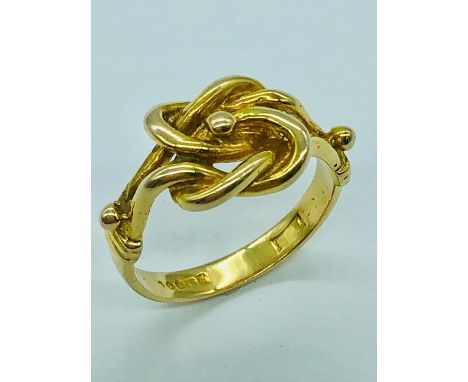 A 9ct yellow gold knot ring (3.6g)