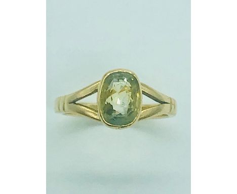 A 22ct yellow gold ring with yellow stone setting (6g)