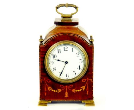 AN EDWARDIAN BRASS MOUNTED AND INLAID MAHOGANY MANTLE CLOCK IN BREAK ARCHED CASE, THE FRENCH TIMEPIECE WITH ENAMEL DIAL  