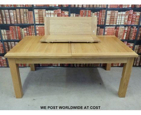 A contemporary light oak dining table with two extra leaves (min length 181cm, max 256cm, width 100cm, height 76cm) 