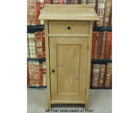 A vintage pine pot cupboard (H83.5cm x W43.5cm x D37.5cm)