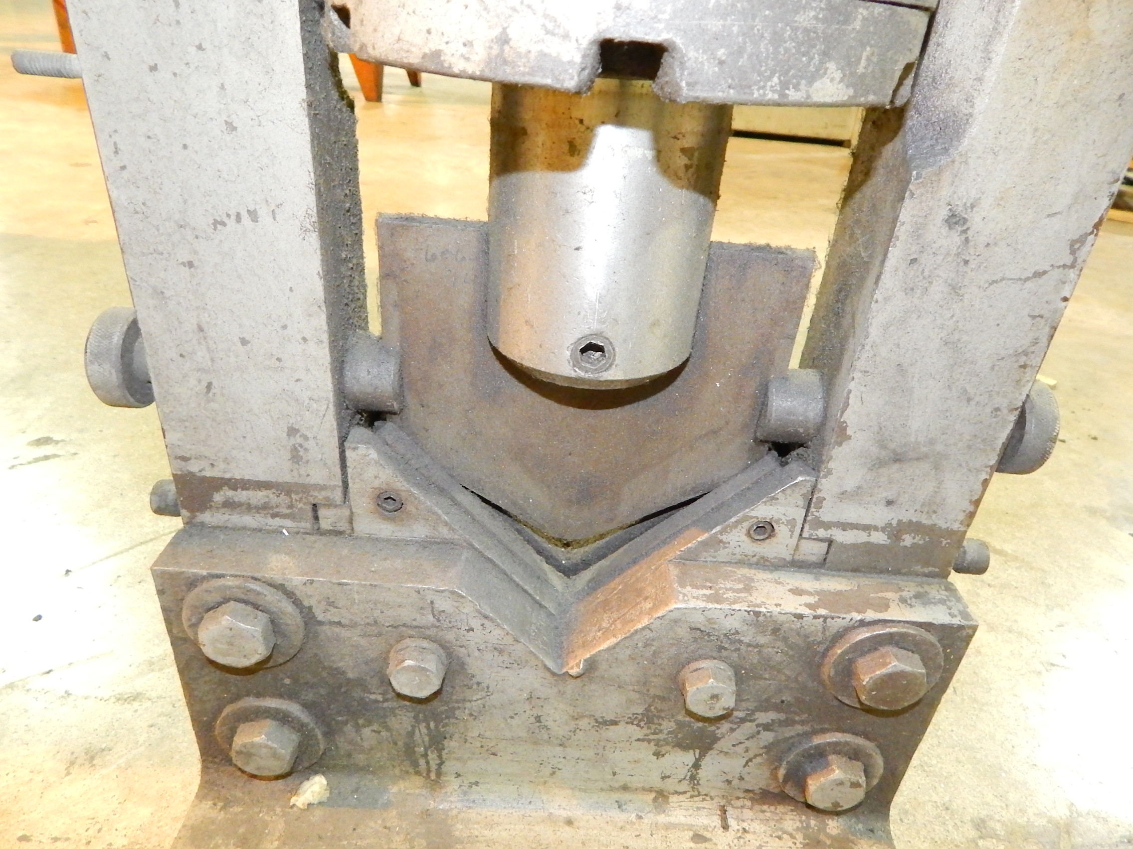 Hydraulic angle iron shear