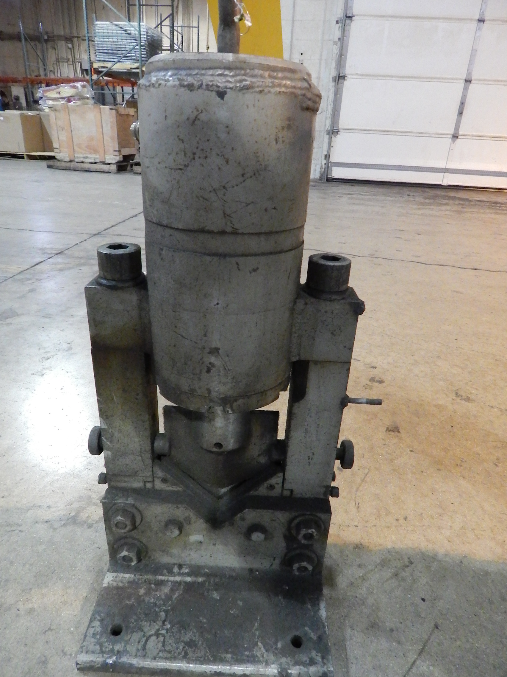 Hydraulic angle iron shear