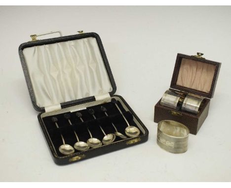 Elizabeth II cased set of six coffee spoons, Birmingham 1958, together with a single George VI silver napkin ring, Sheffield 