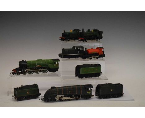 Group of loose Hornby 00 gauge railway train set locomotives comprising Flying Scotsman (with tender), Mallard (with tender),