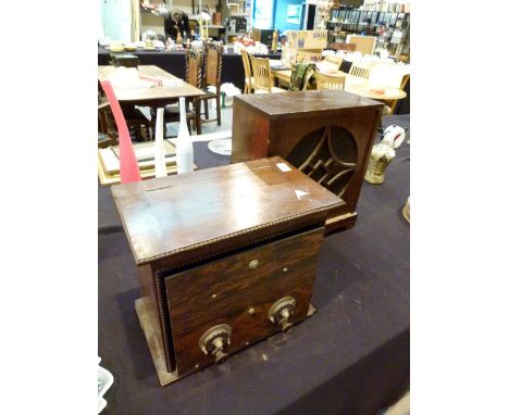 VINTAGE VALVE RADIO. Wooden cased vintage valve radio with separate speaker - circa 1920