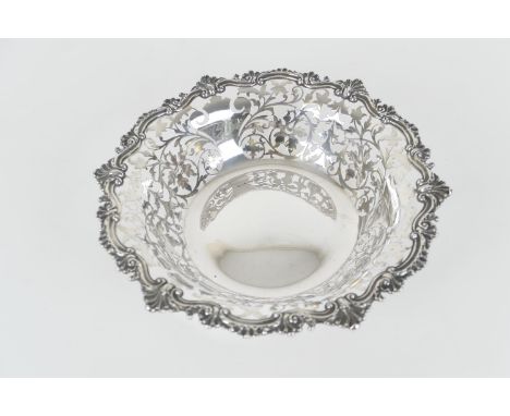 Edwardian silver bread basket, maker R&amp;D, Sheffield 1908, circular form with foliate pierced sides, 25.5cm diameter, weig