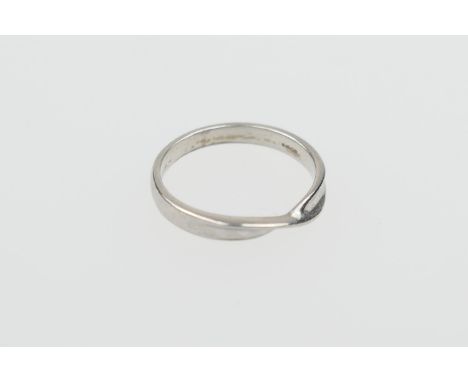 Platinum wedding ring, with a simple twist to the shank, size L, weight approx. 3.6g 