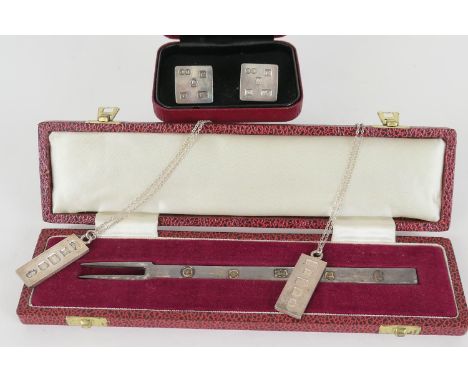 Queen Elizabeth II Silver Jubilee pickle fork, Sheffield 1977, 18cm, in original fitted box; also a pair of Queen Elizabeth I