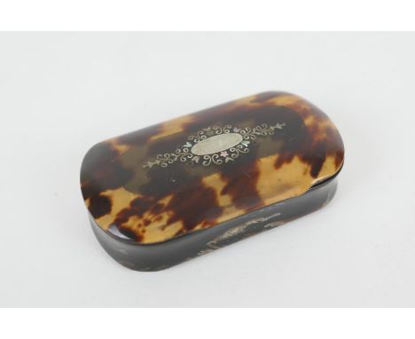 Early Victorian tortoiseshell, horn and silver inlaid snuff box, 8cm 