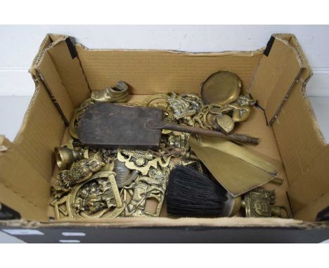 MIXED LOT OF HORSE BRASSES AND FIRE TOOLS
