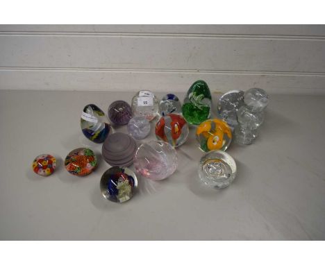 QUANTITY OF PAPERWEIGHTS INCLUDING CAITHNESS 'SUMMER HAZE' EXAMPLE AND STAR WATCH SILVER