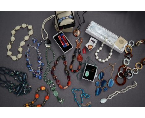 A hot diamonds hardstone bracelet together with hardstone necklaces, Murano glass heart, other hardstone necklaces, modern ja