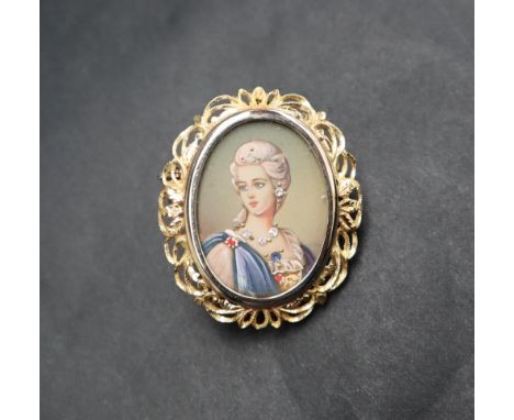 An 18ct gold portrait miniature pendant / brooch, depicting a lady wearing gem set jewellery, approximately 6 grams 