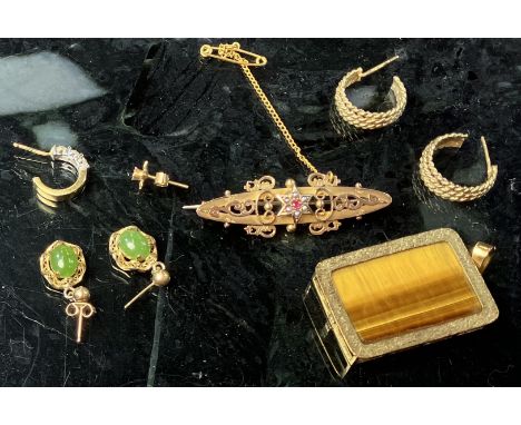 A small collection of 9 carat gold and other jewellery including a 9 carat framed tiger's eye panel pendant of rectangular fo