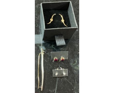 A Kerry Seaton silver branch brooch, a pair of 9 carat yellow gold wave ear climbers, a pair of 9 carat yellow gold and emera