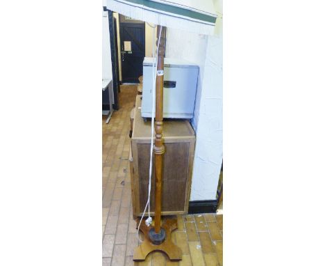 HARDWOOD STANDARD LAMP. Standard lamp with shade