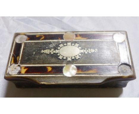 HORN SNUFF BOX. Horn snuff box with tortoiseshell and mother of pearl inlay